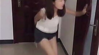 China Girls Very Desperate to Pee